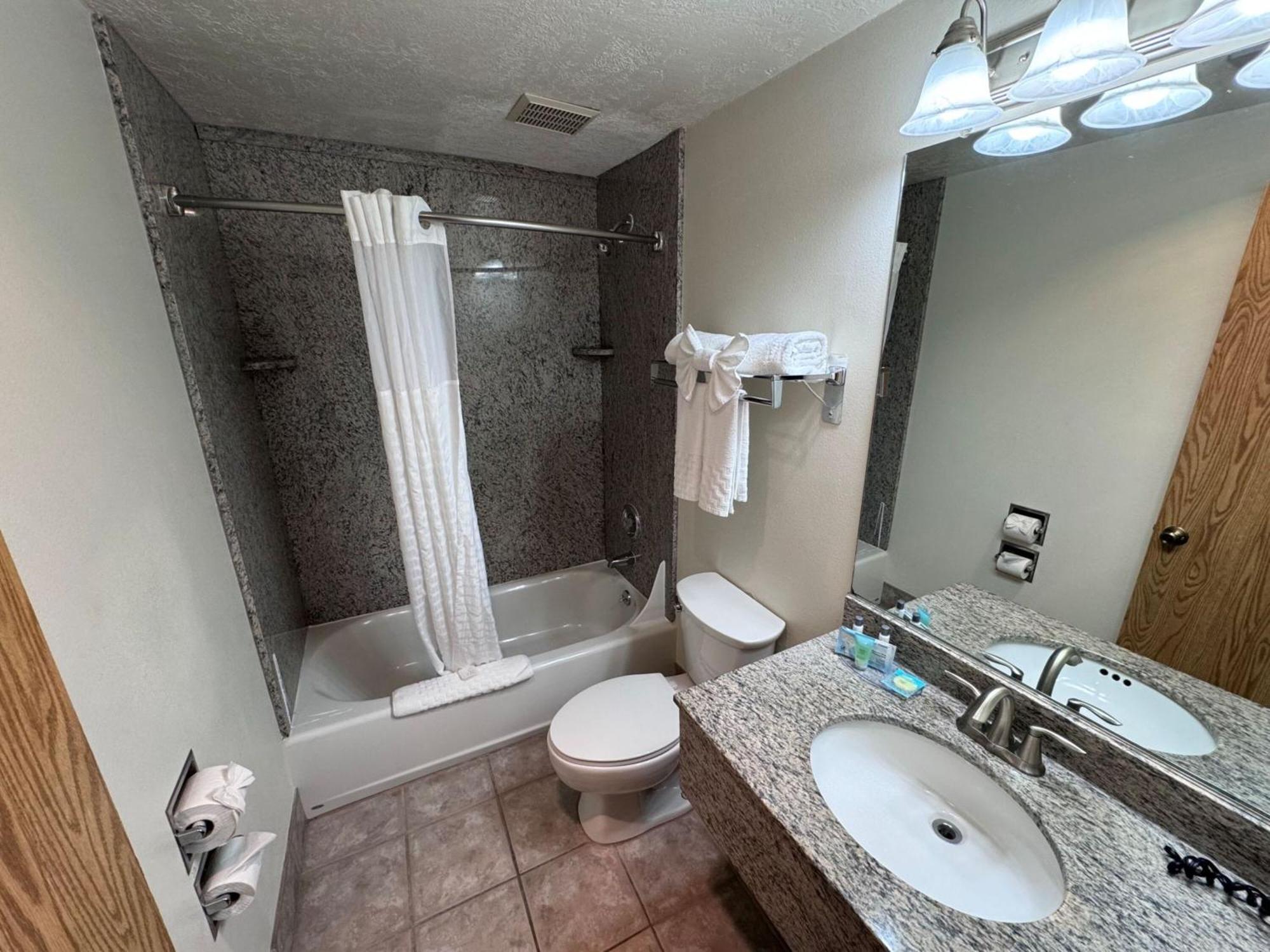 Promenade Inn & Suites Oceanfront Seaside Bagian luar foto
